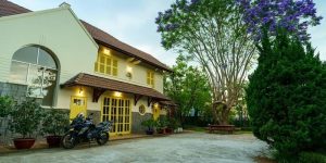 Villa Đà Lạt D542 - Khuôn viên sân vườn rộng 2000m2, phong cách cổ điển
