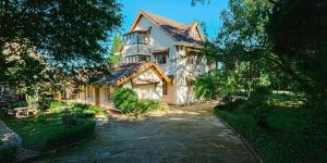Villa Đà Lạt D607 - Kiến trúc cổ điển, sân vườn siêu rộng